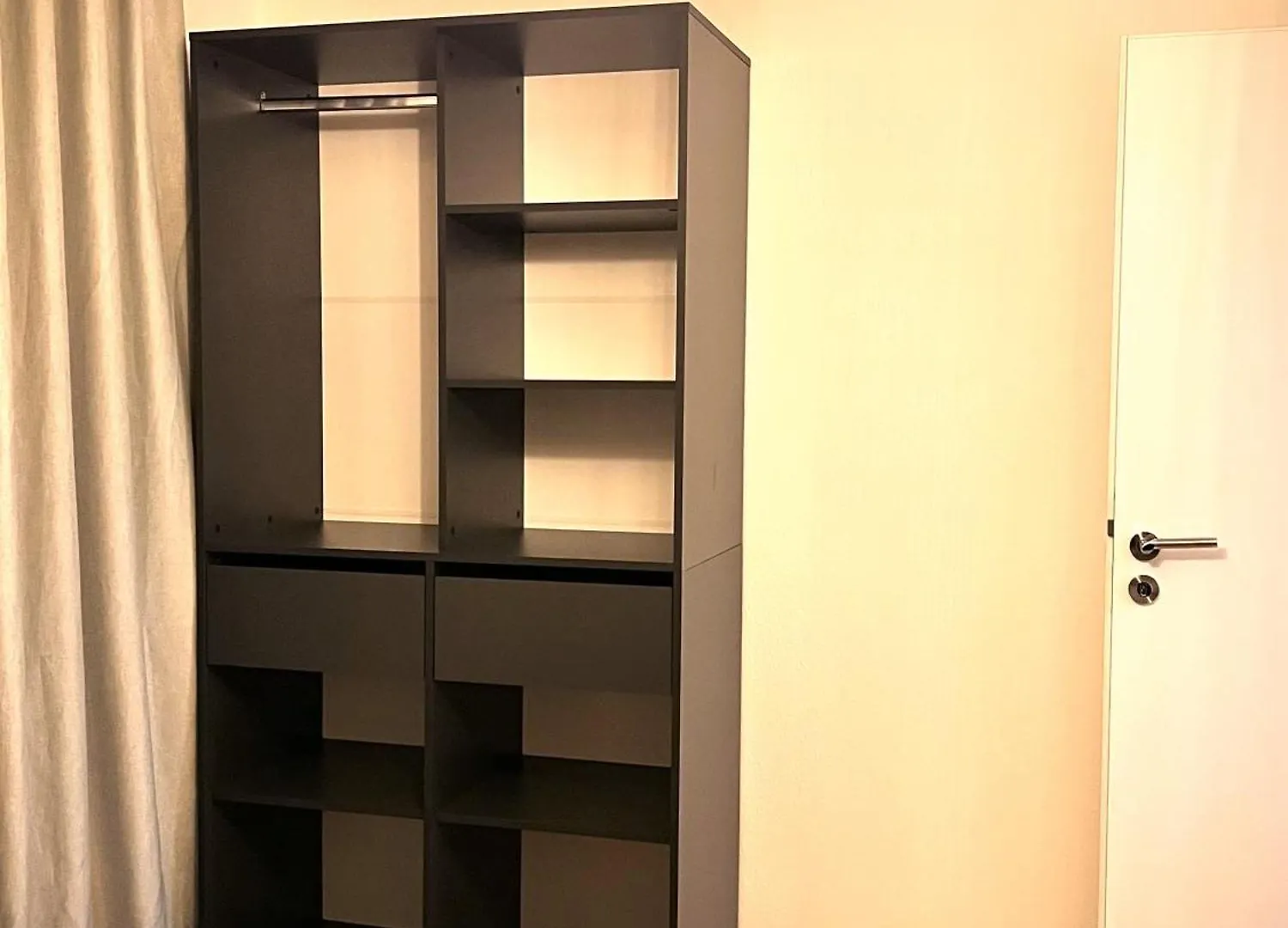 Penthouse Wolkenplatz 55 Qm -- Grosse Dachterrasse, Kostenfrei Garage Und Wlan, Ebk, Smart Tv, Haltestelle Stadtbahn 100 Meter -- Perfekt Fuer Geschaeftsreisende Und Familien Hannover Almanya