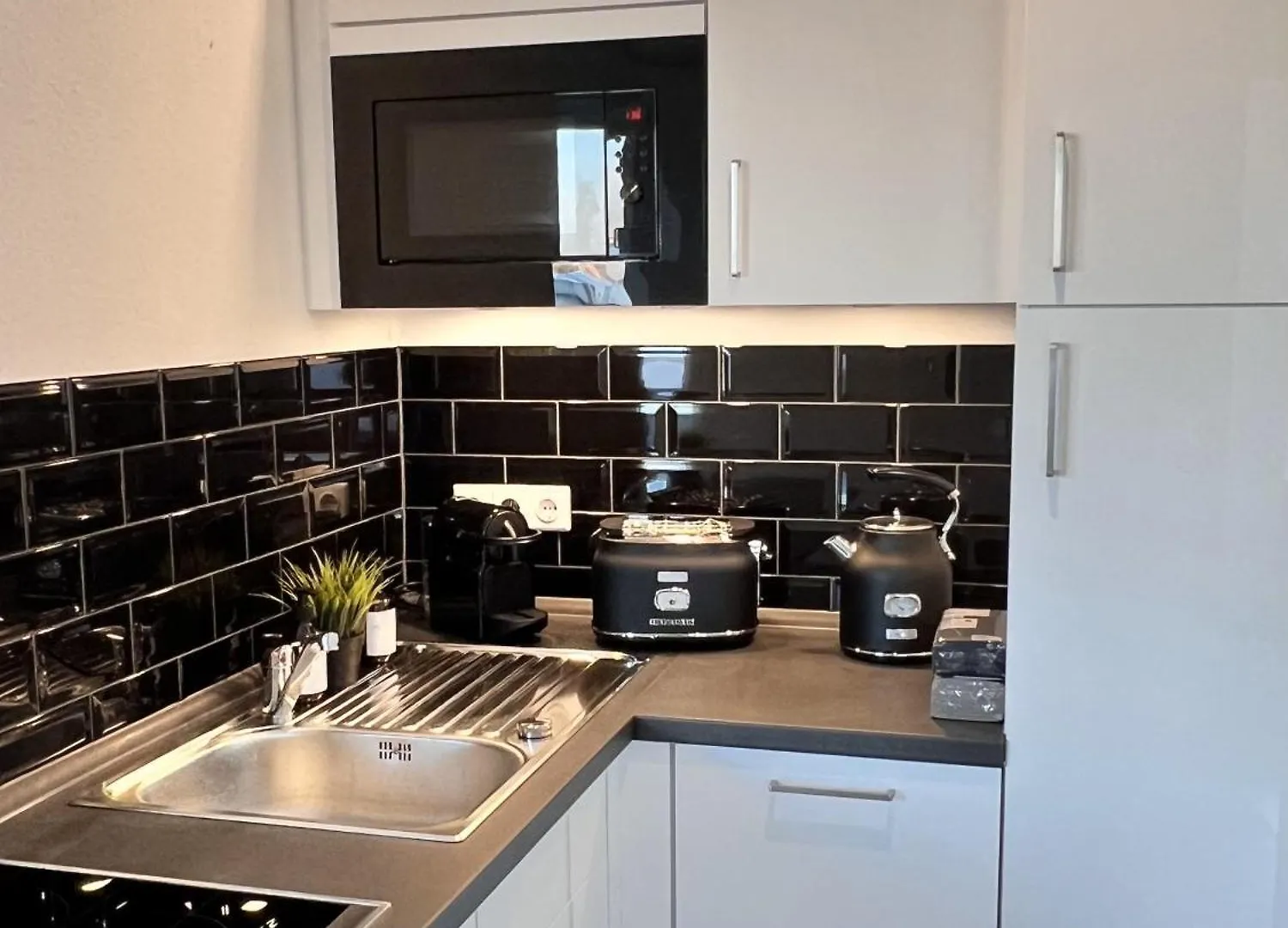 Daire Penthouse Wolkenplatz 55 Qm -- Grosse Dachterrasse, Kostenfrei Garage Und Wlan, Ebk, Smart Tv, Haltestelle Stadtbahn 100 Meter -- Perfekt Fuer Geschaeftsreisende Und Familien Hannover
