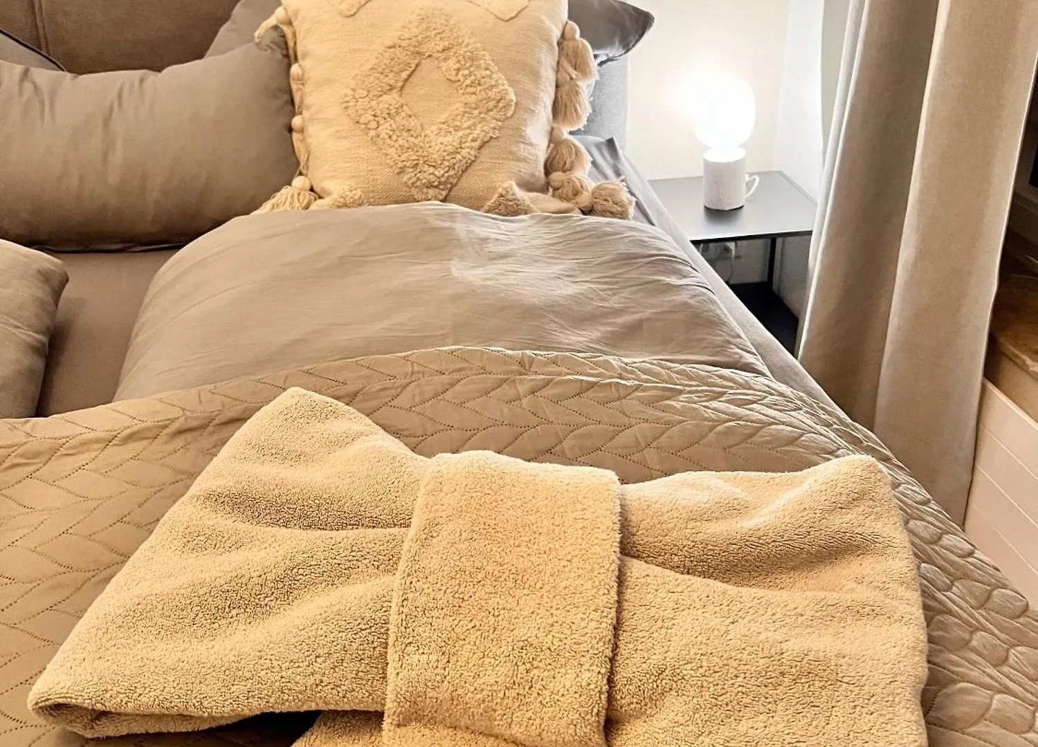 Daire Penthouse Wolkenplatz 55 Qm -- Grosse Dachterrasse, Kostenfrei Garage Und Wlan, Ebk, Smart Tv, Haltestelle Stadtbahn 100 Meter -- Perfekt Fuer Geschaeftsreisende Und Familien Hannover Almanya