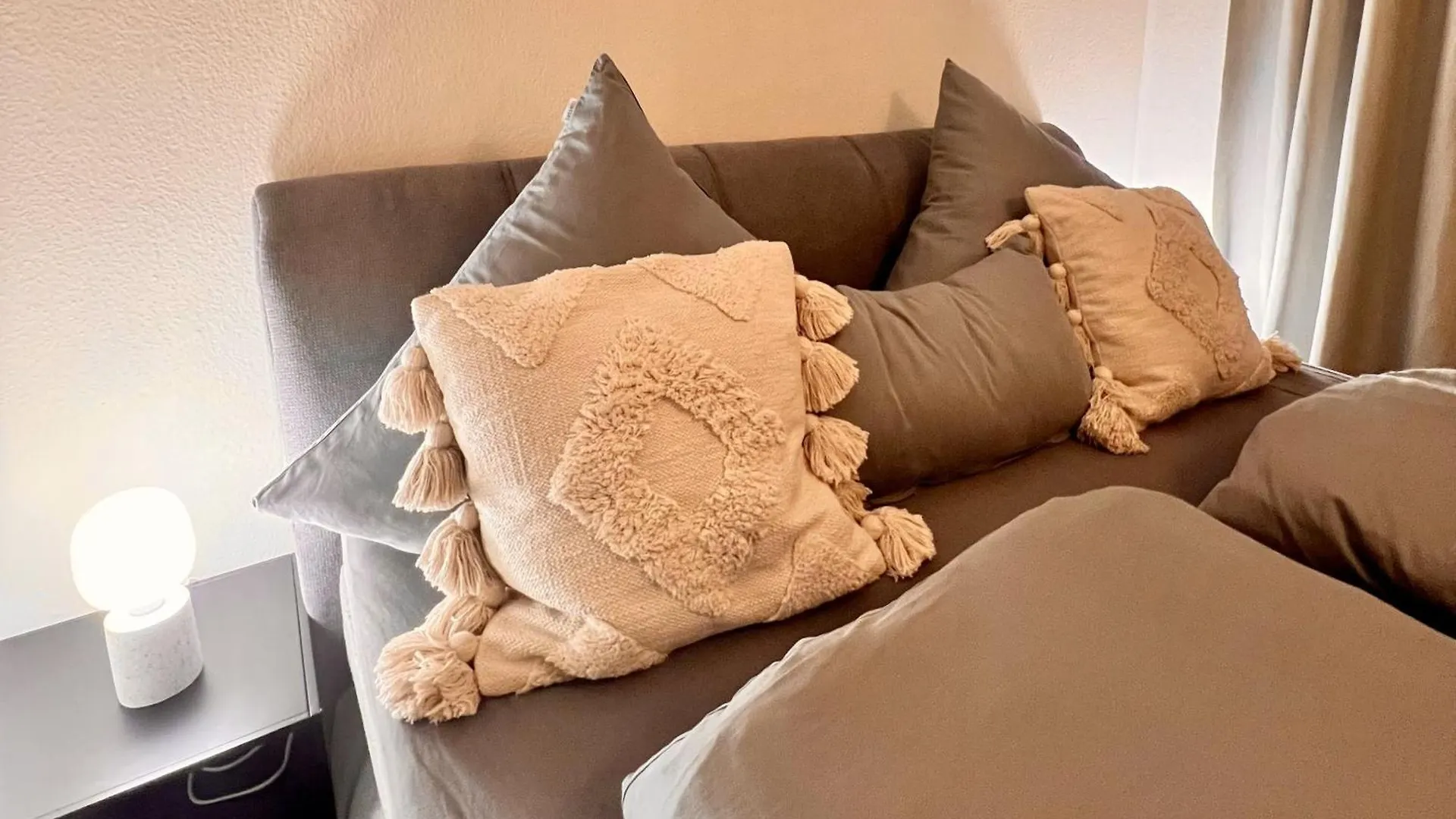 Penthouse Wolkenplatz 55 Qm -- Grosse Dachterrasse, Kostenfrei Garage Und Wlan, Ebk, Smart Tv, Haltestelle Stadtbahn 100 Meter -- Perfekt Fuer Geschaeftsreisende Und Familien Hannover Almanya